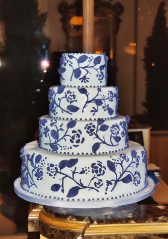 Chic Metropolitan Wedding Cake